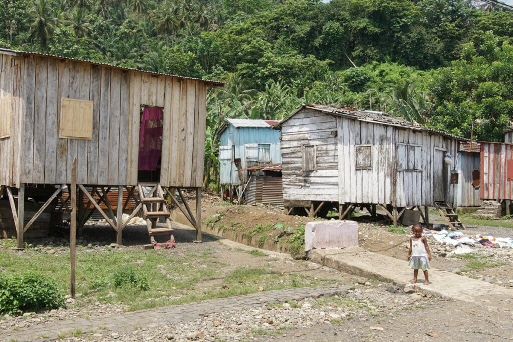 maisons en bois sur pilotis à Sao-Tsomé-et-Principe