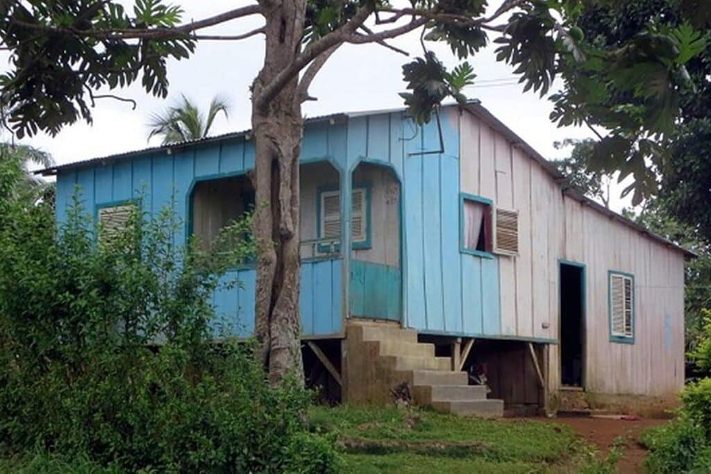 maison sur pilotis bleue à sao tome