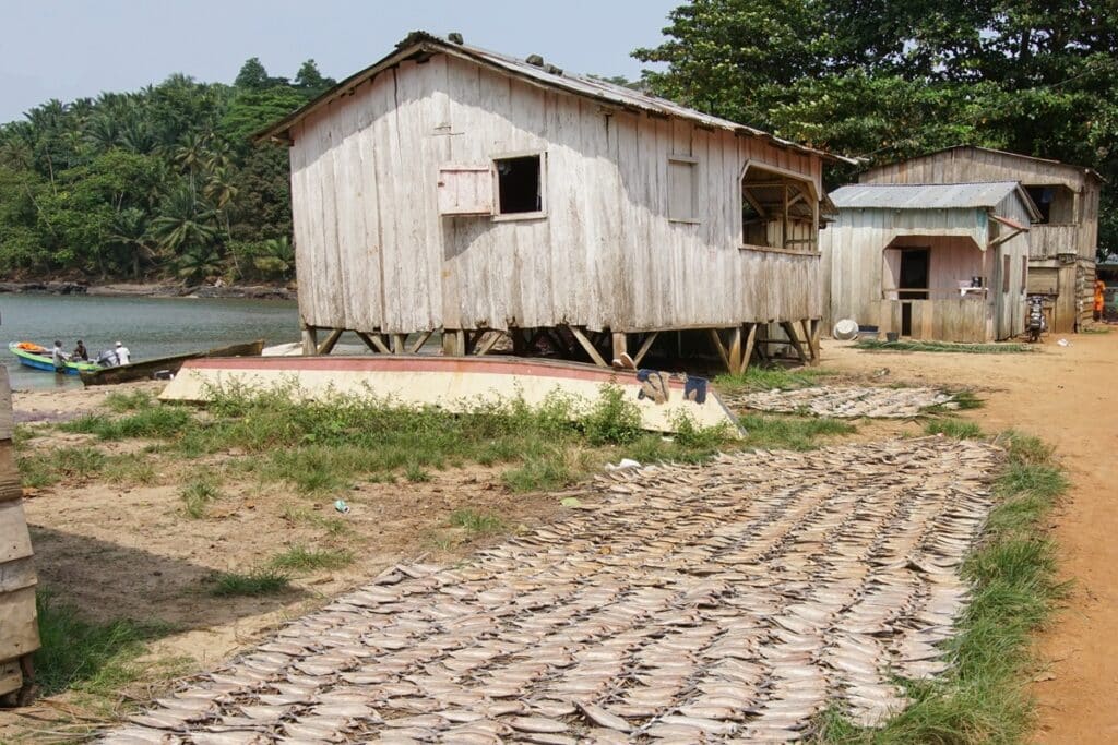 maison de pêcheur en bois sur pilotis à Sao-Tomé-et-Principe
