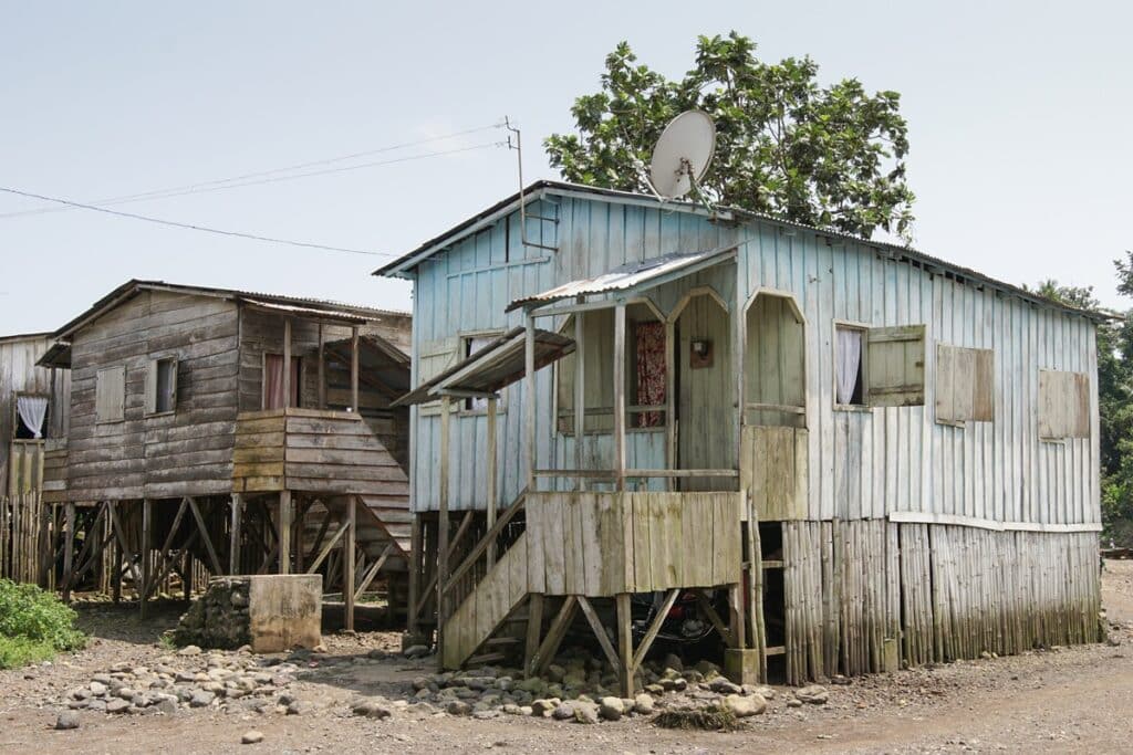maisons en bois sur pilotis à Sao-Tomé-et-Principe