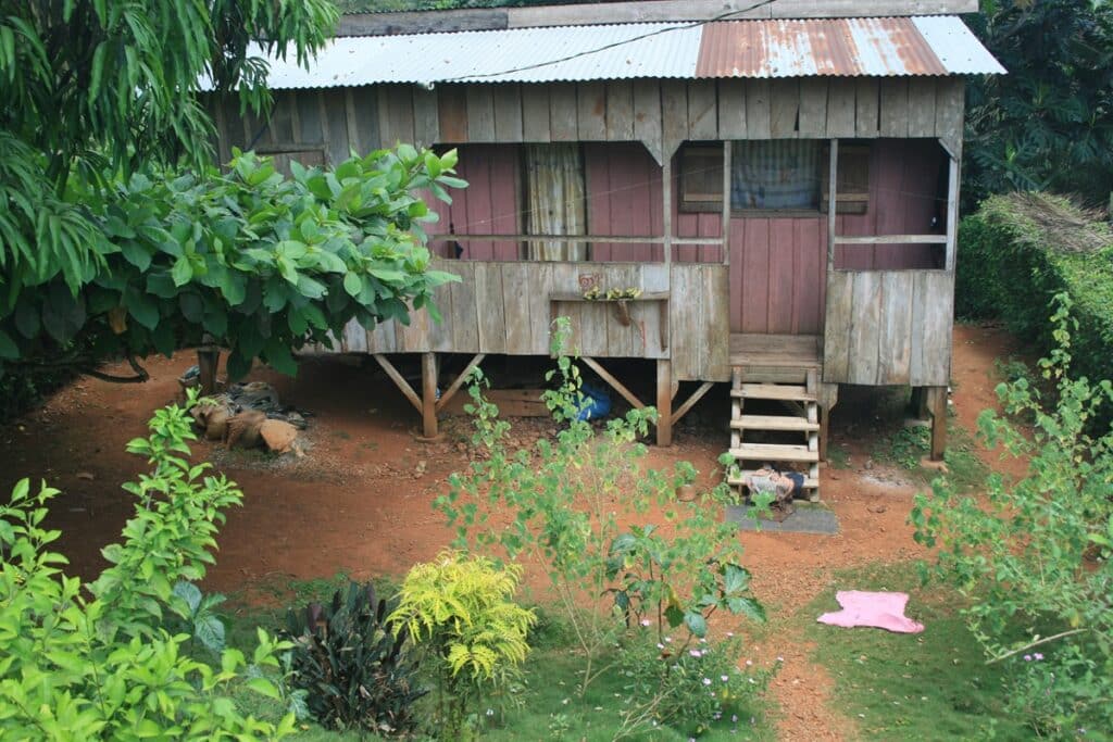 maison en bois sur pilotis à Sao-Tomé-et-Principe