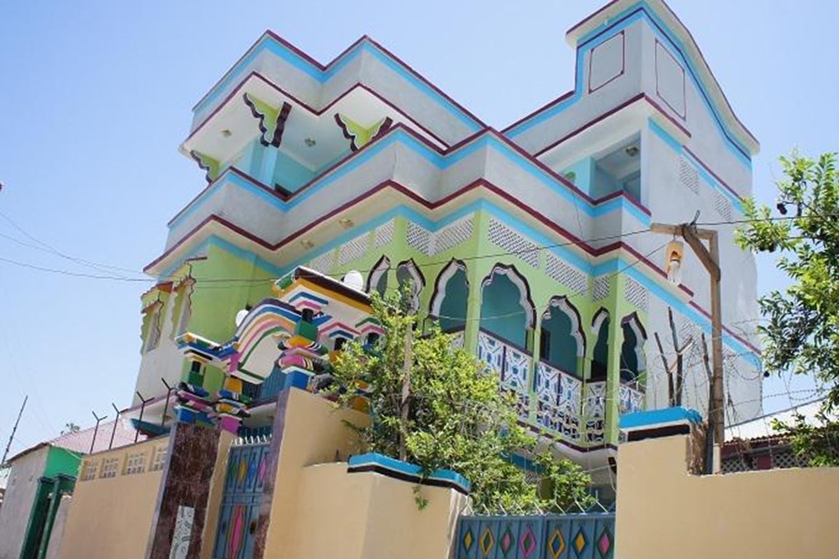 belles maisons colorées en Somalie