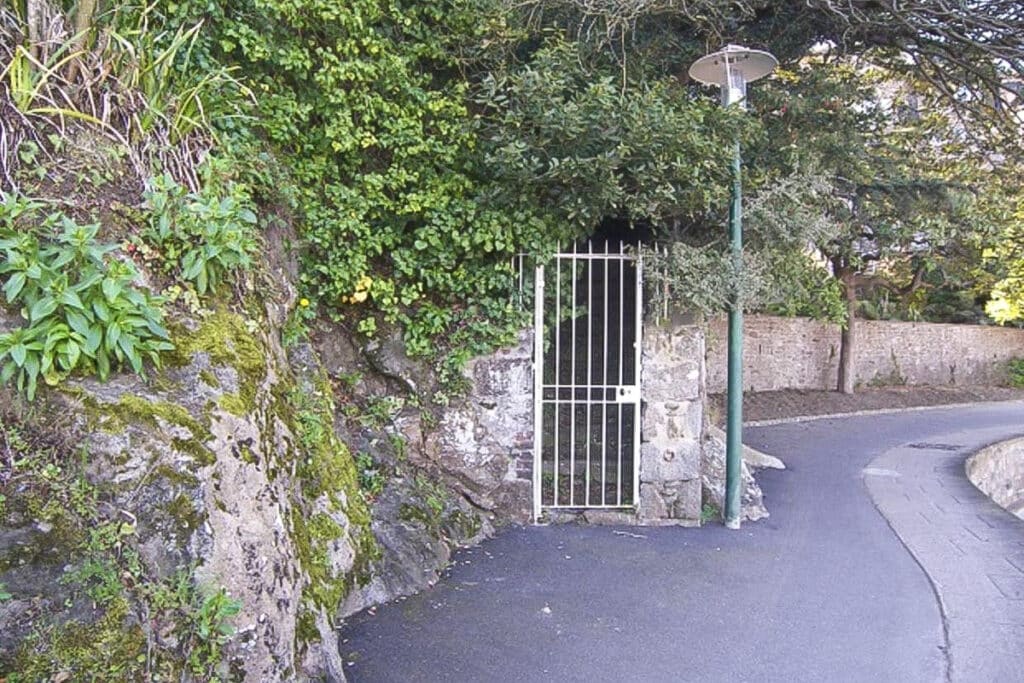portail de villa privé sur le sentier près de la mer