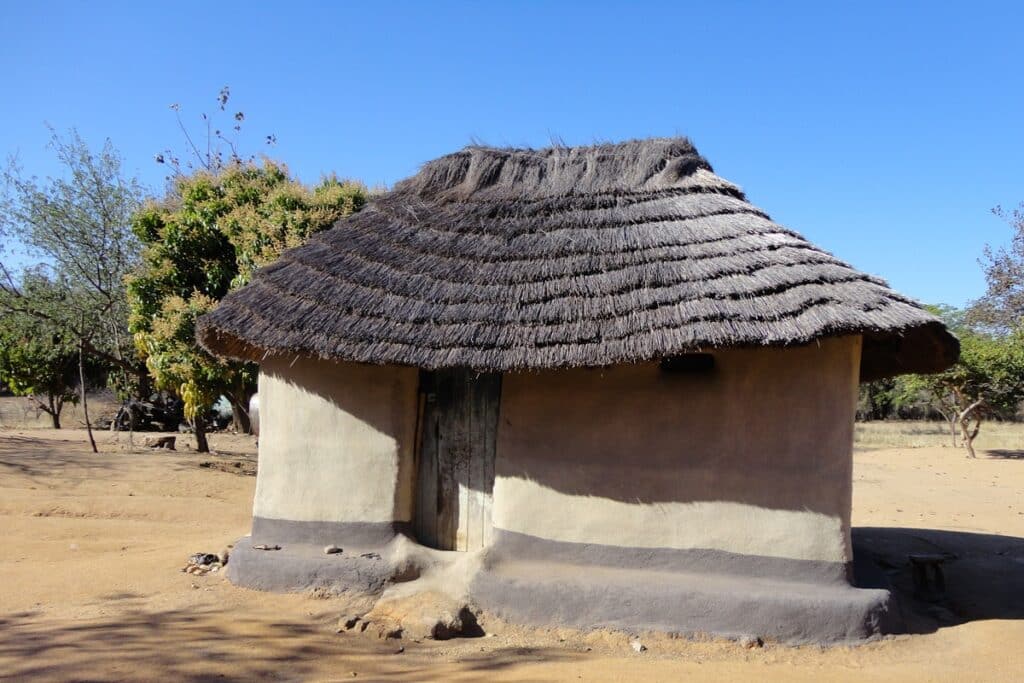 maison rurale rectangulaire au Zimbabwe