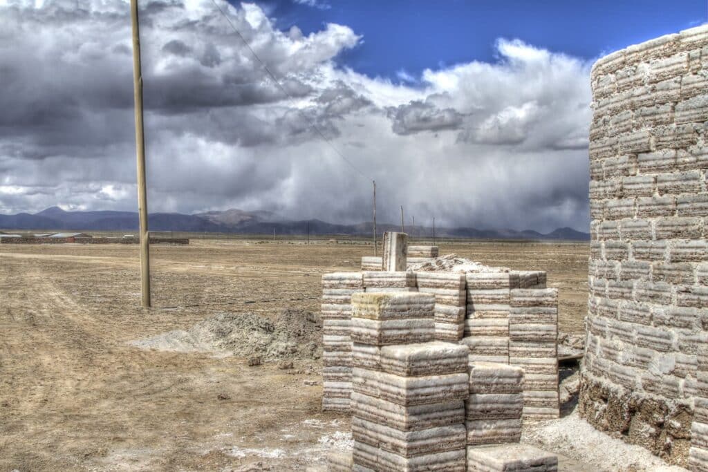briques de sel posées près d'un mur en sel
