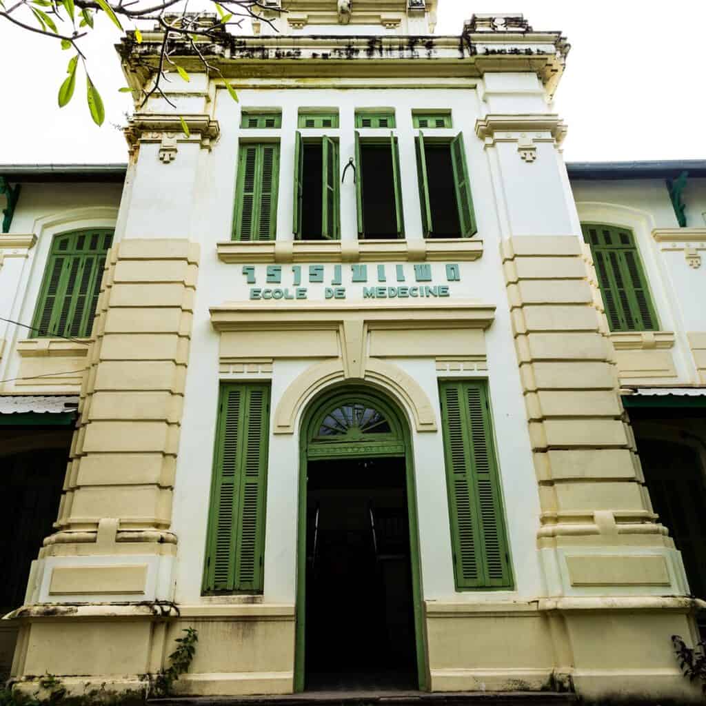 école de médecine à Vientiane, bâtiment colonial