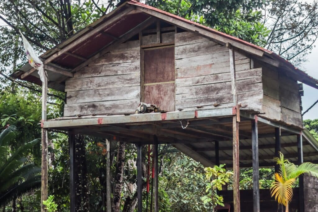 maison rurale en planches de bois sur pilotis au Panama