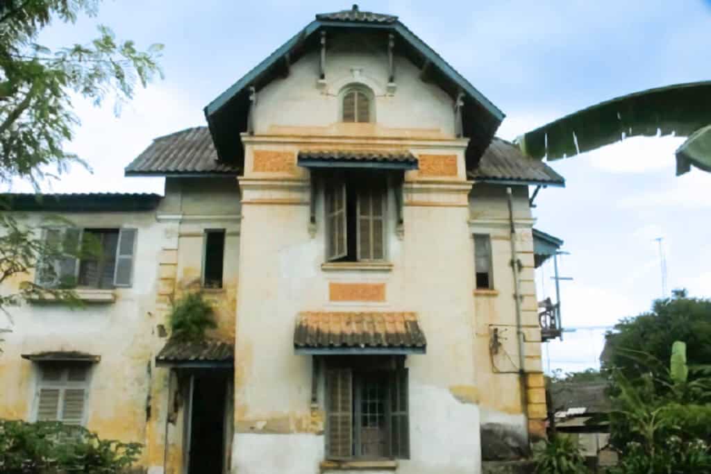 maison coloniale délabrée à Vientiane