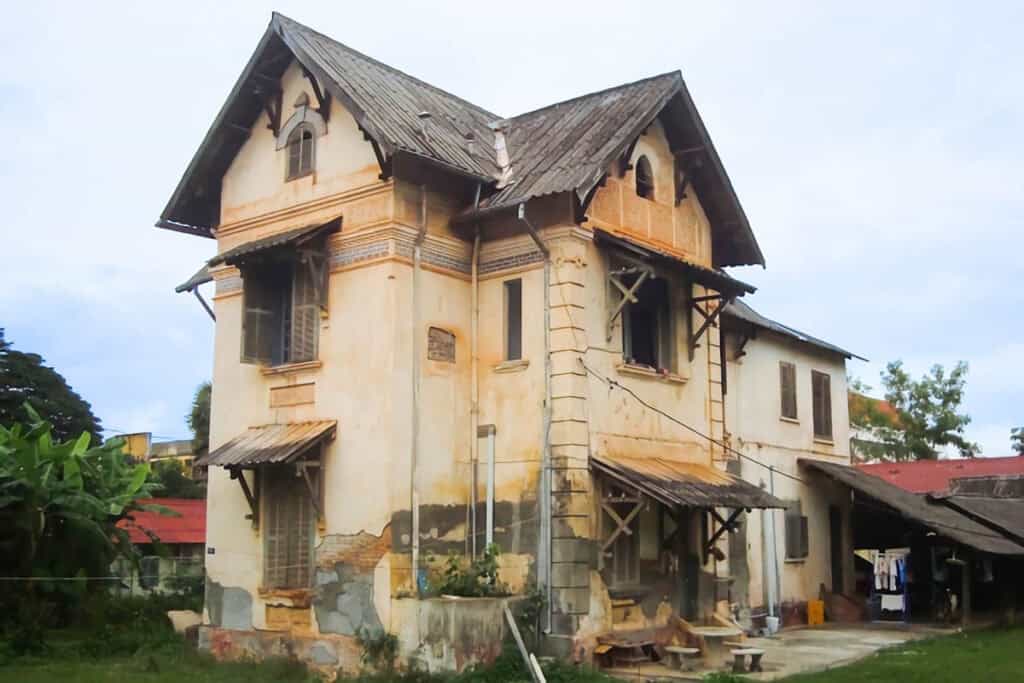 maison coloniale délabrée à Vientiane