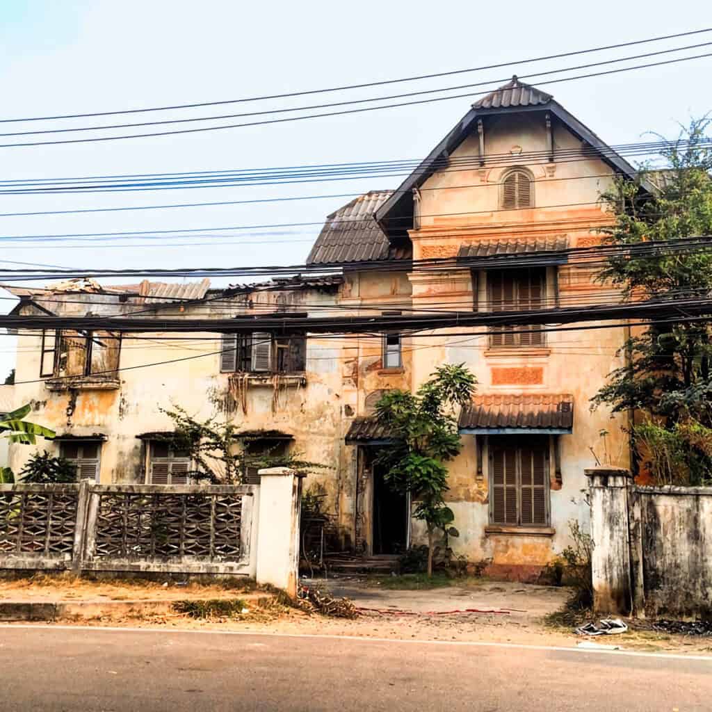 maison coloniale délabrée à Vientiane