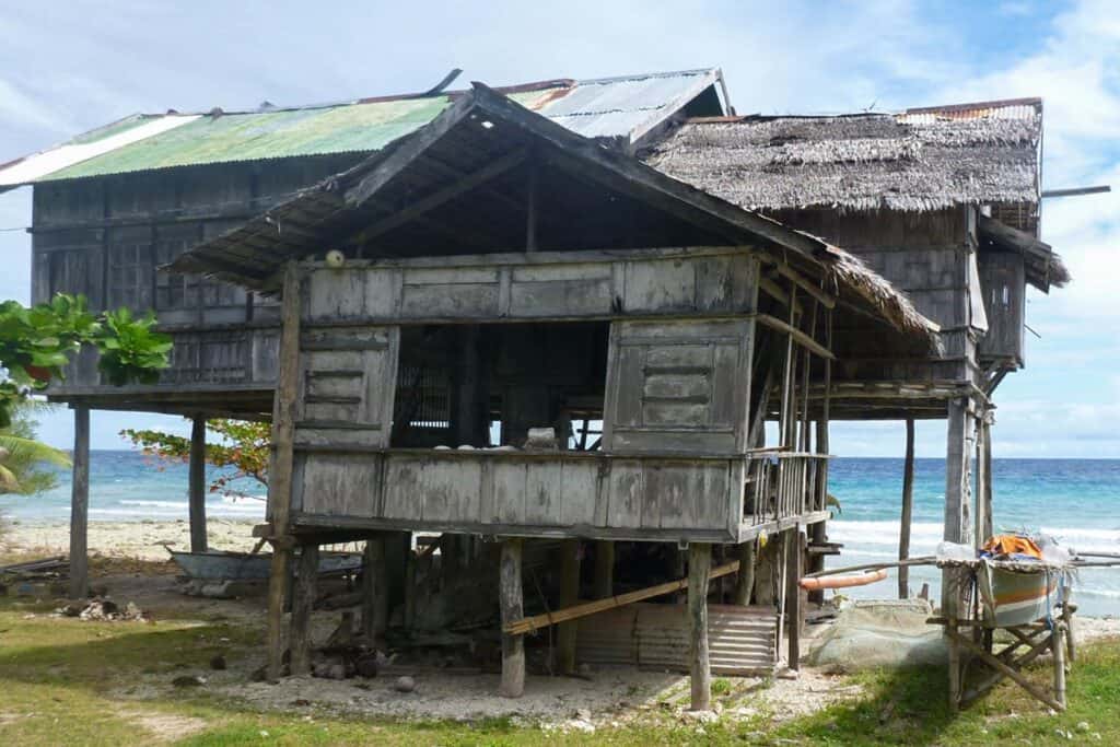 Bahay kubo en bord de mer avec pilotis, à Siquijor