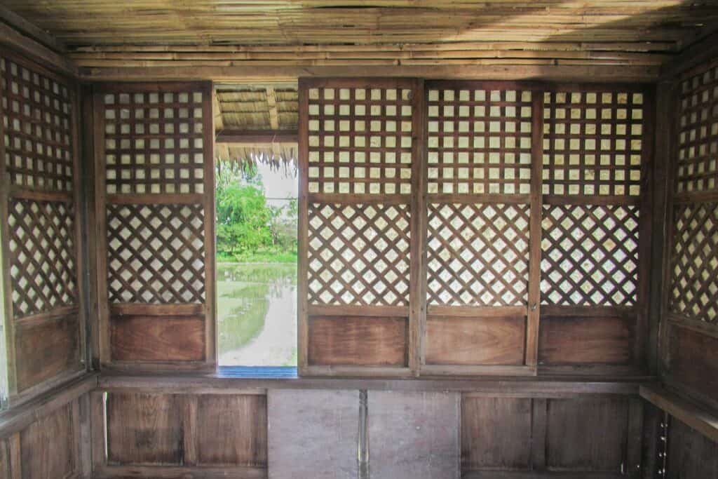 Intérieur Bahay Kubo avec fenêtres coulissantes en coquille Capiz