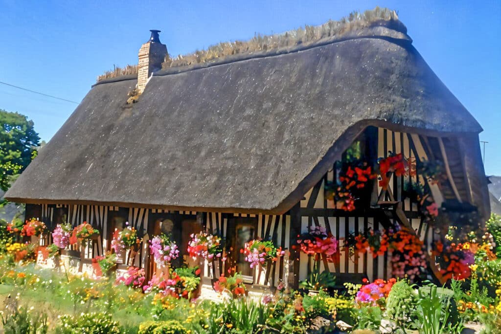 chaumière normande entourée de fleurs