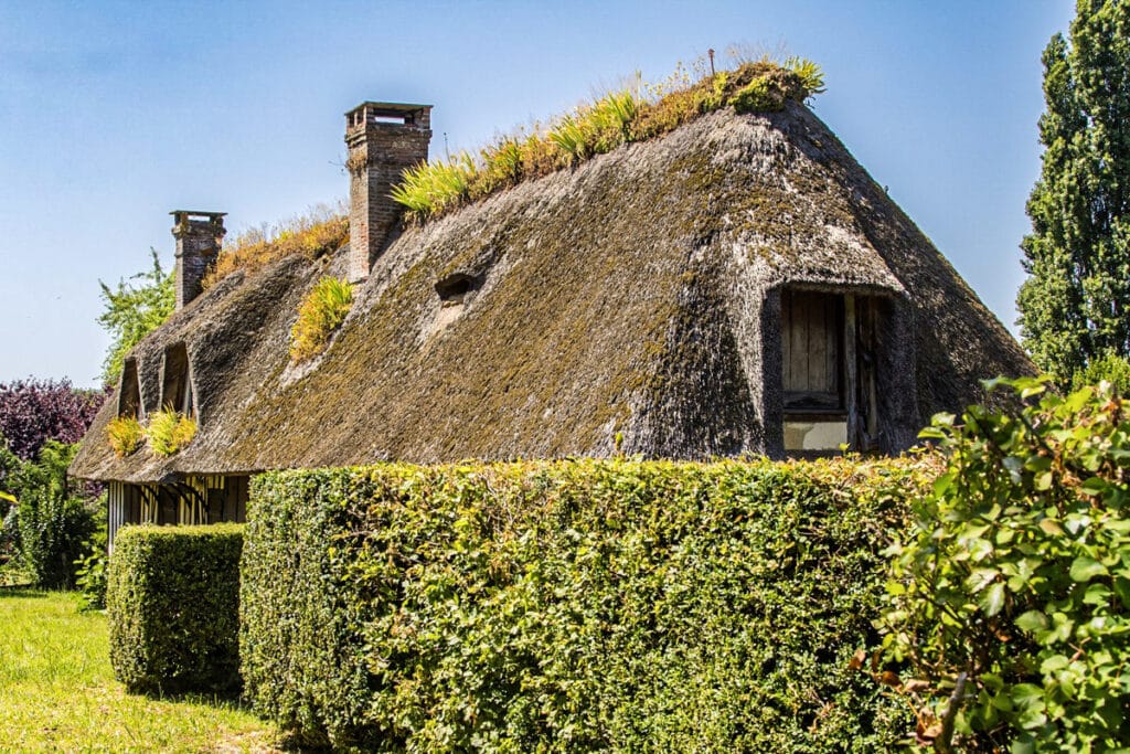 haie devant une chaumière normande