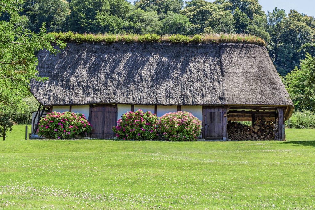 chaumière normande au toit de chaume