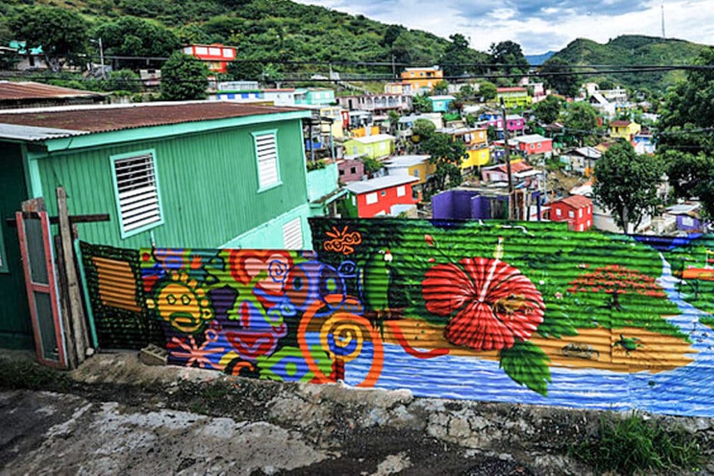 maison et fresque colorée à Yauco