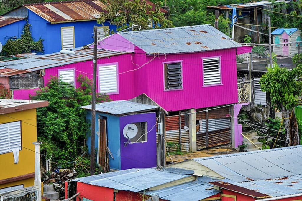 maisons colorées modestes à Yauco