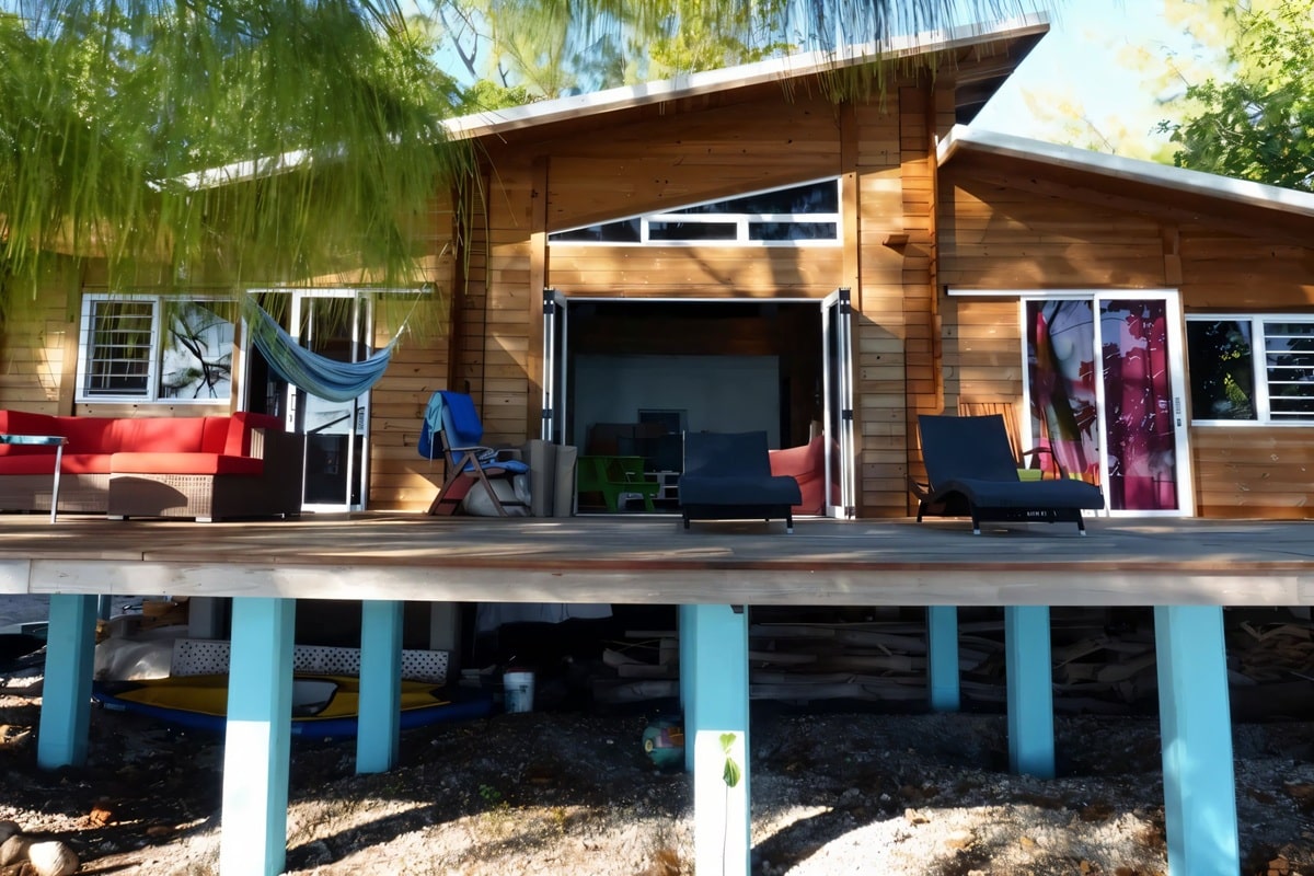 maison en bois sur pilotis à Avatoru