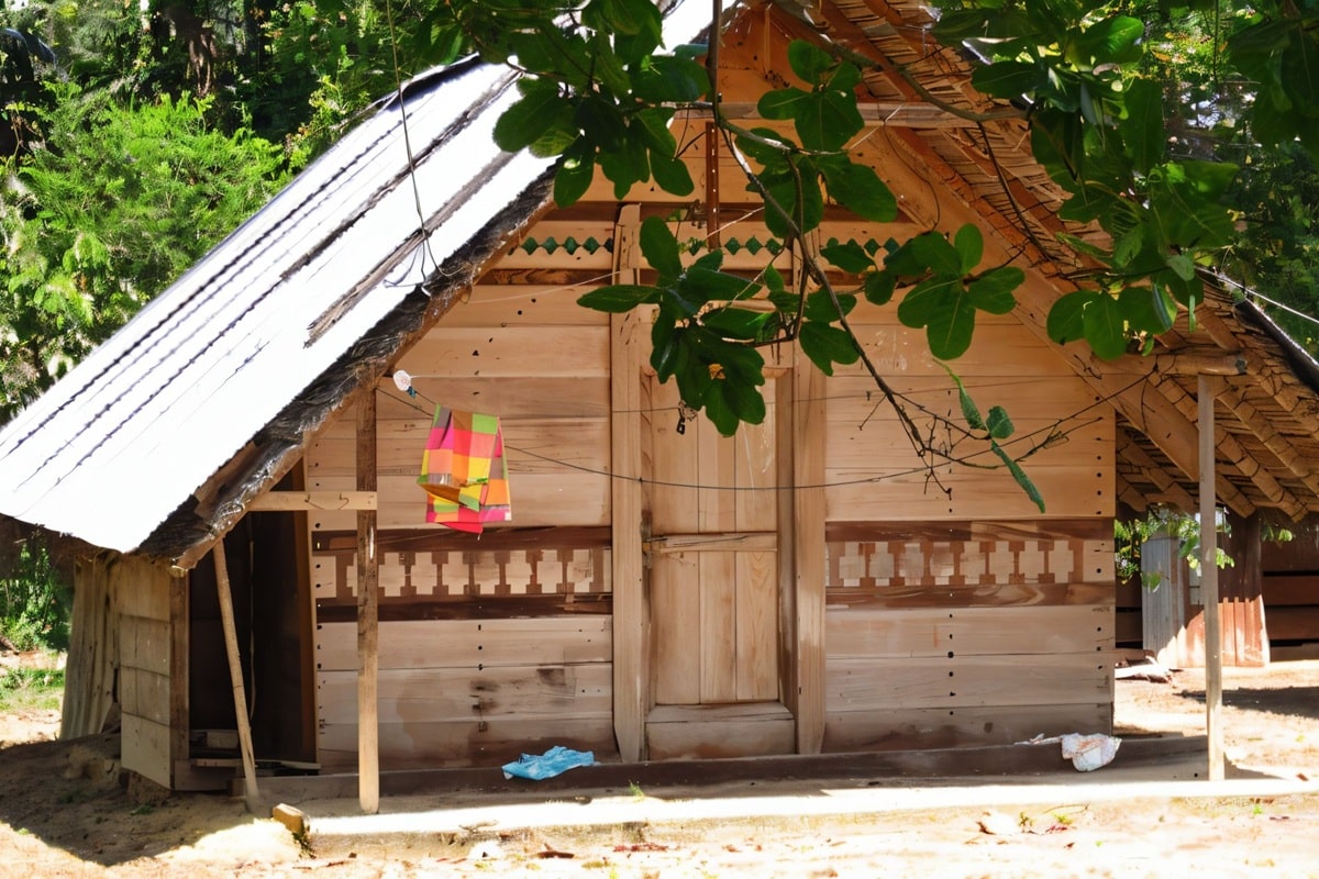 Les maisons en bois traditionnelles du peuple Maroon au Suriname