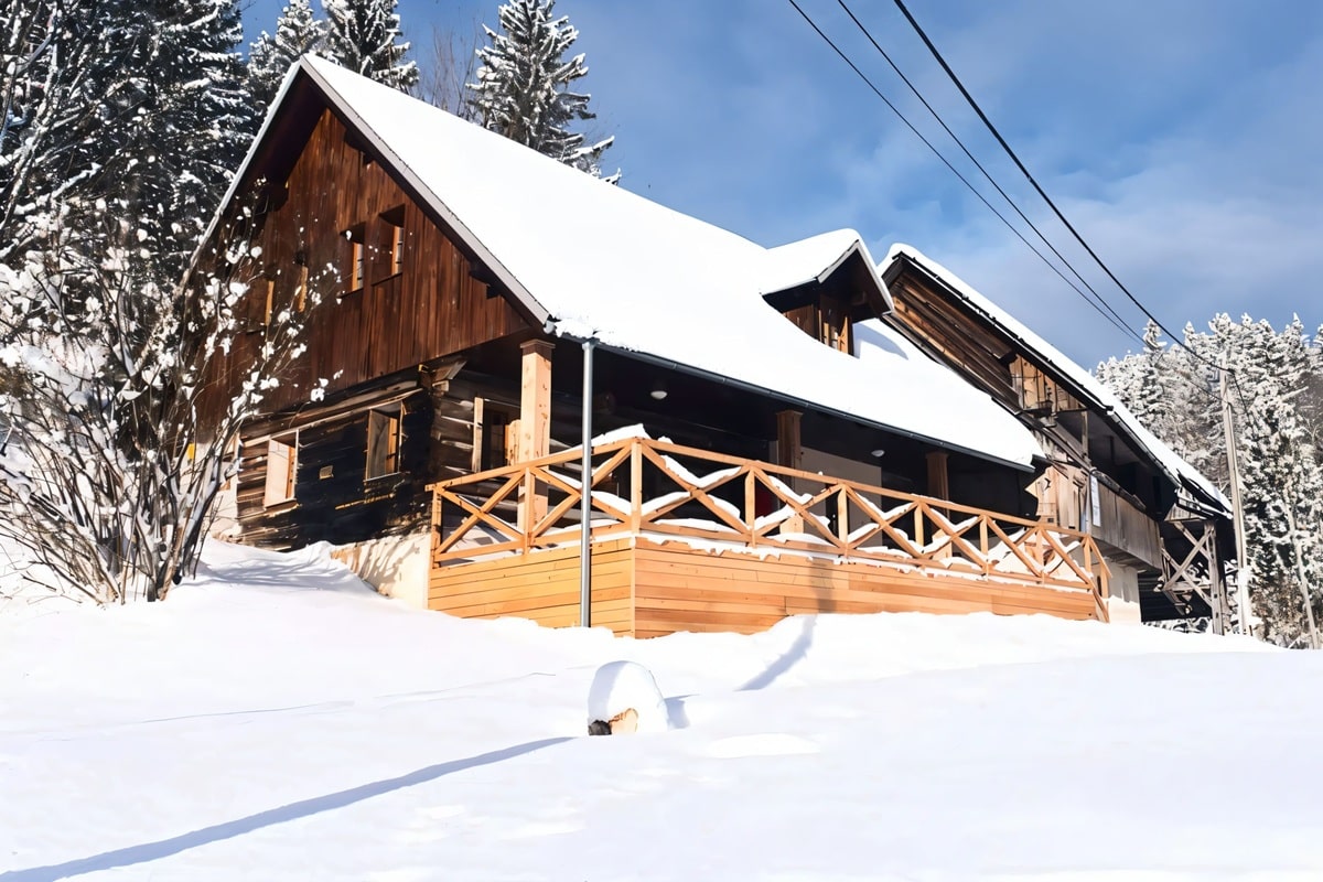 restauration d'un chalet traditionnel historique en Slovénie