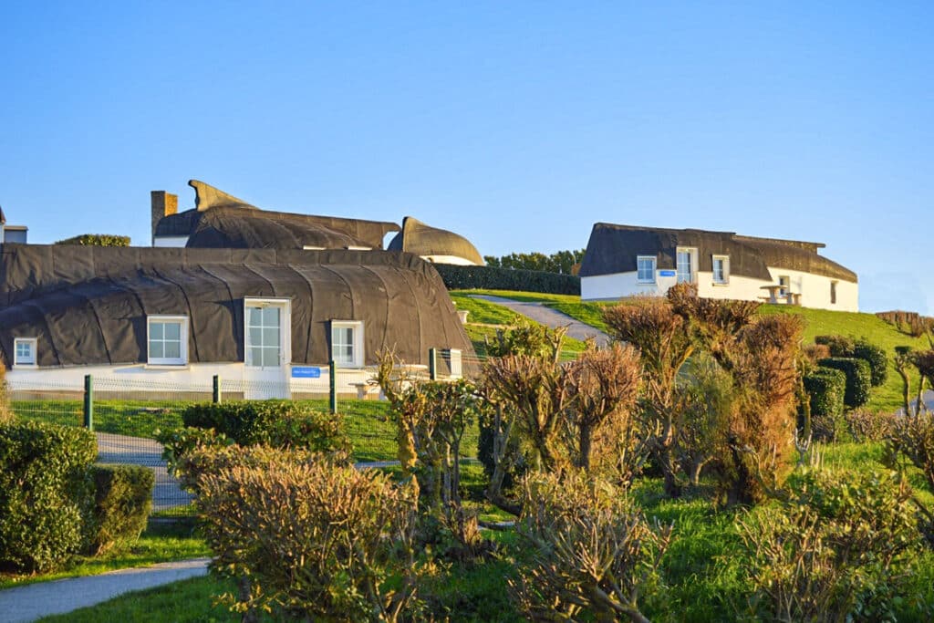maisons en coques de bateau retournées