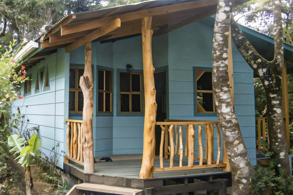 Charmante petite maison en bois nichée dans la forêt costaricienne