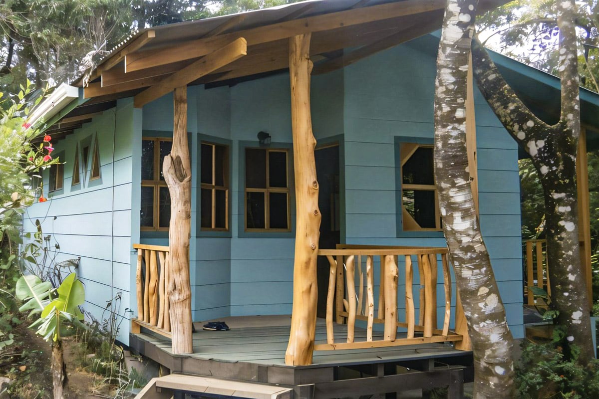 Charmante petite maison en bois nichée dans la forêt costaricienne