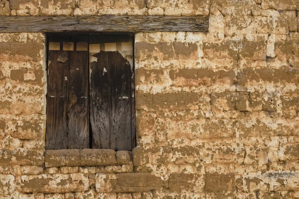 détail façade maison adobe au Guatemala