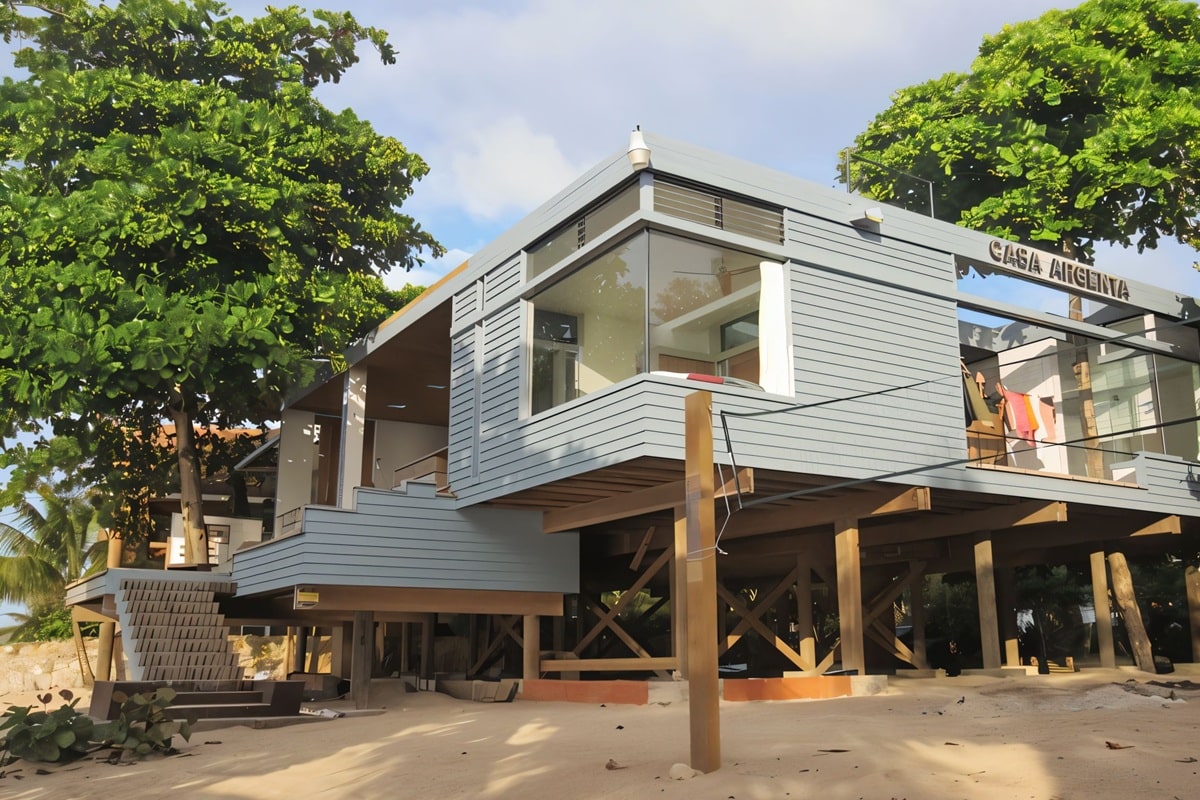 Plusieurs arbres passent à travers cette maison