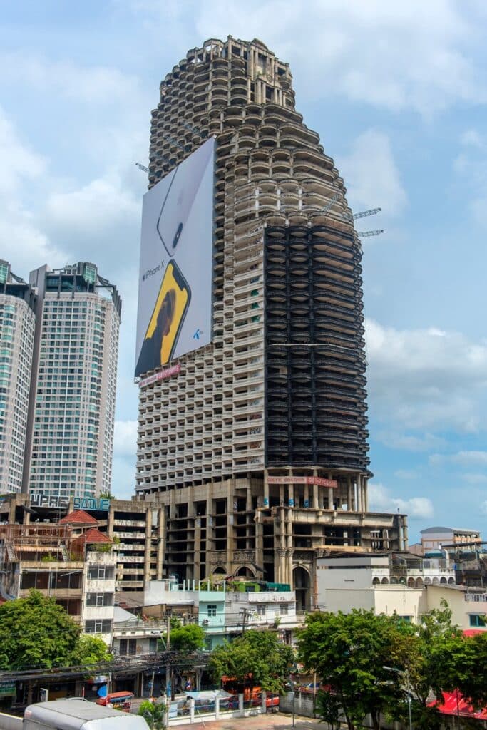 panneau publicitaire sur Sathorn Unique Tower