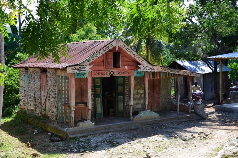 Le lakou : la cour centrale des maisons rurales en Haïti