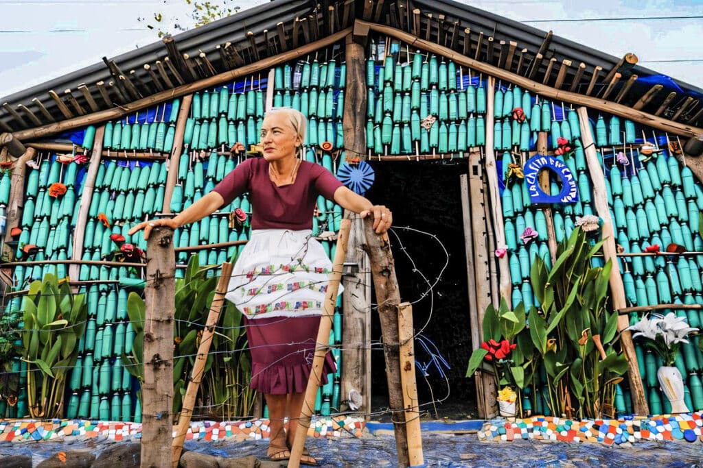 maison avec des bouteilles en plastique