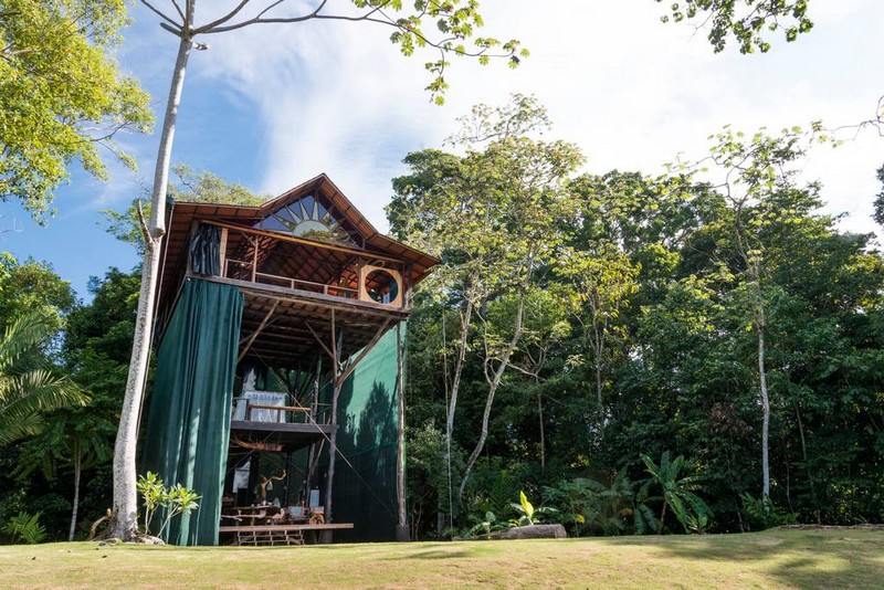 maison en bois dans la forêt costaricienne