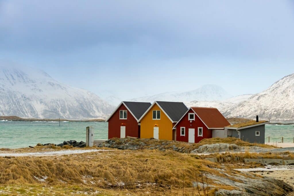 paysage de Norvège avec des maisons peintes