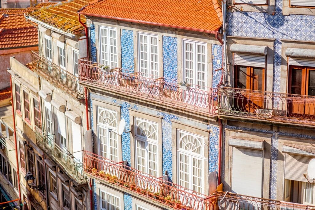 azulejos sur des bâtiments de Porto