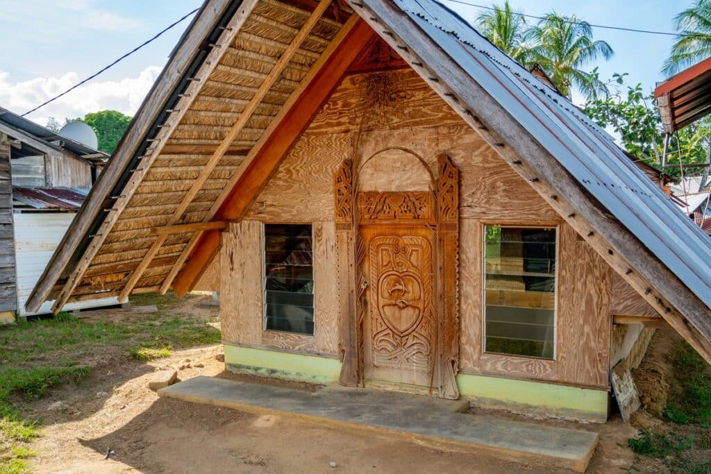 maison décorée peuple saramaka