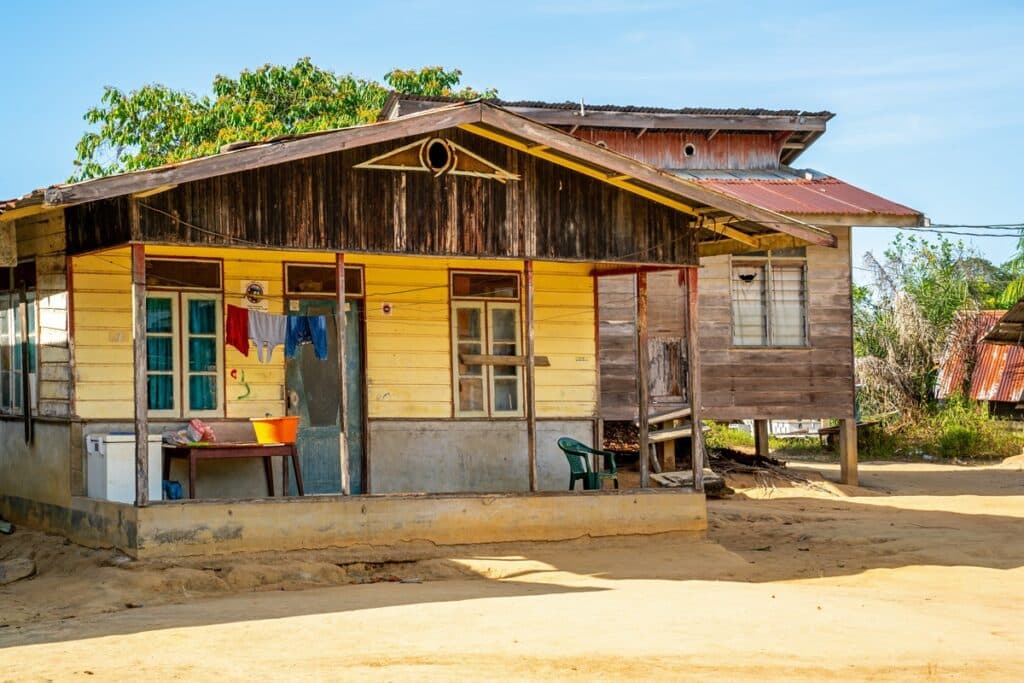 maison en bois saramaka