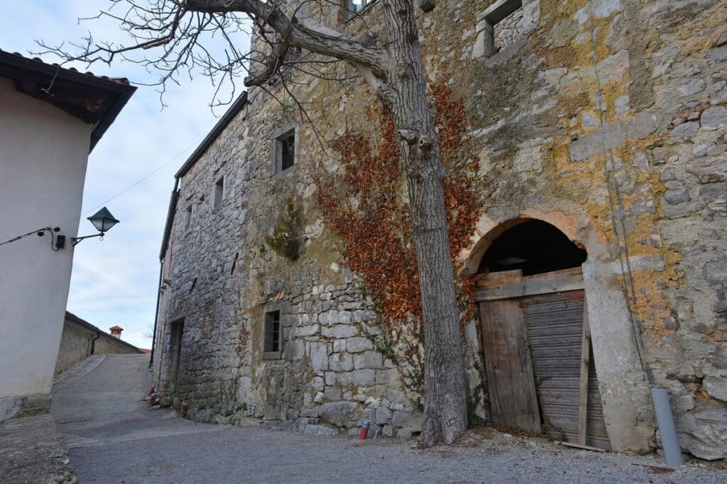 maison de karst à Stanjel