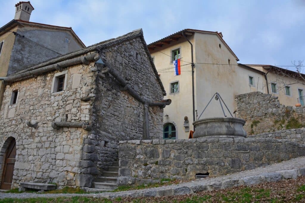 maison de karst à Stanjel