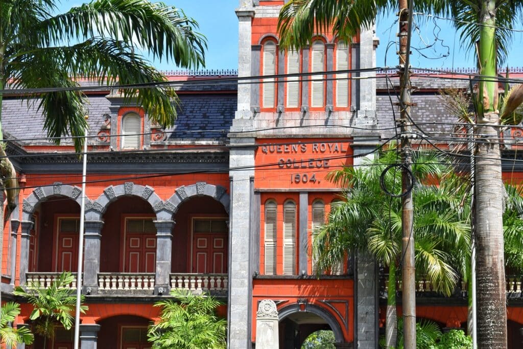 gros plan Queen's Royal College