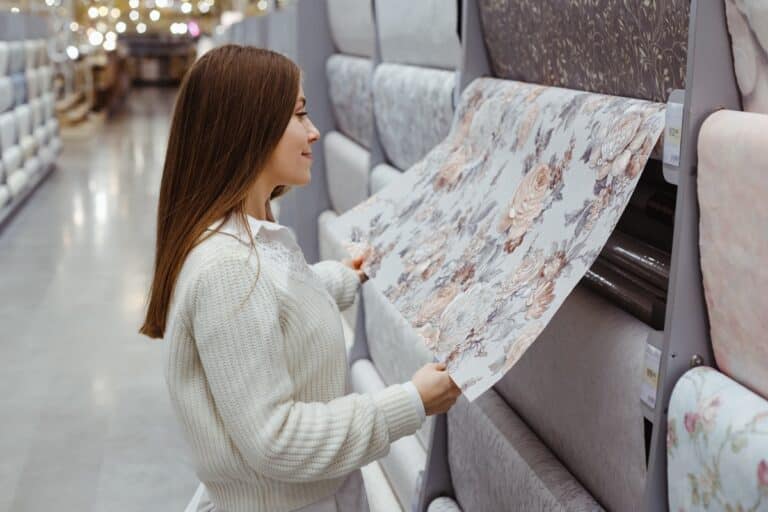 femme qui choisit du papier peint