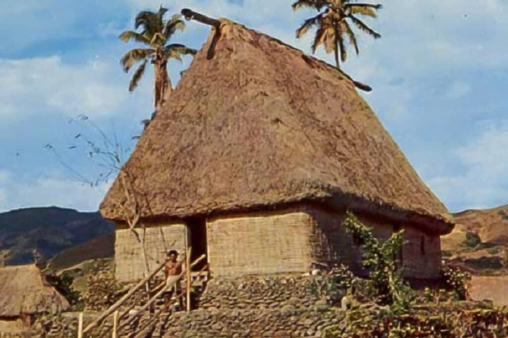 photo ancienne d'une Bure traditionnelle des Fidji