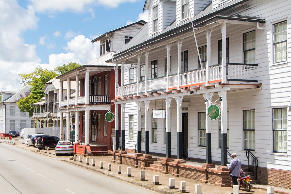 maisons en bois dans le centre de Paramaribo