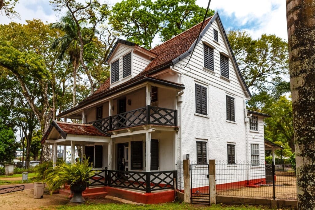 maison en bois à Paramaribo