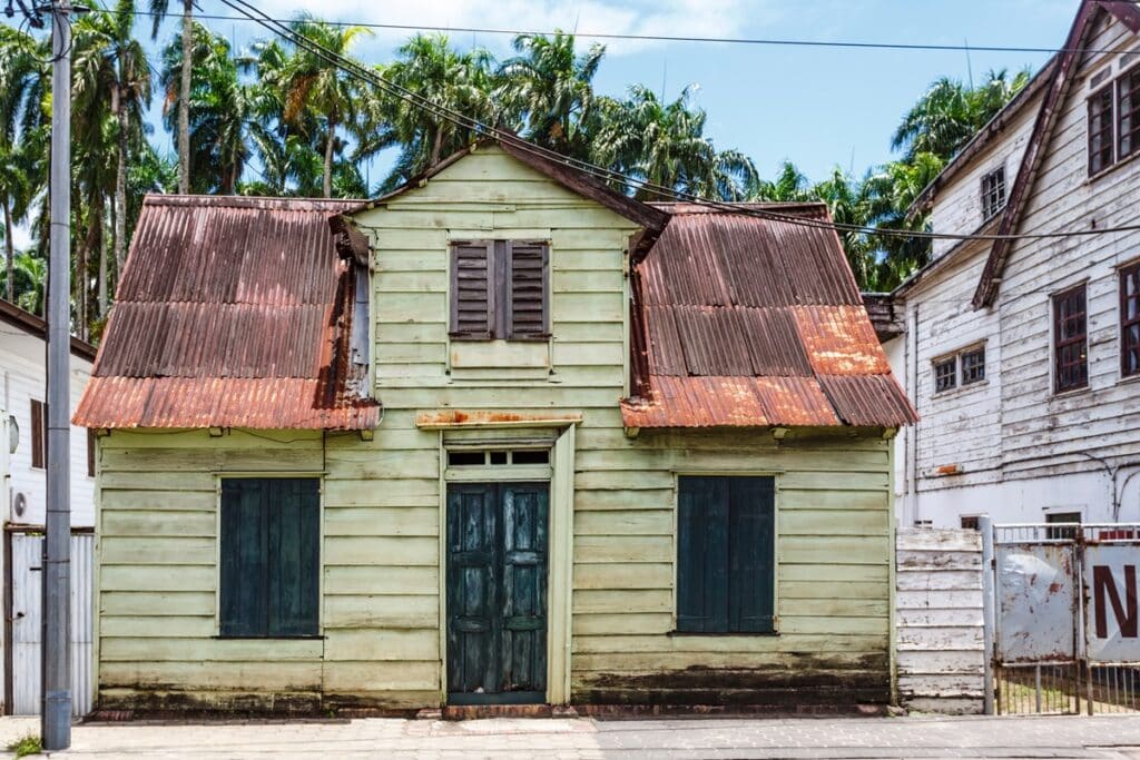 petite maison en bois à Paramaribo