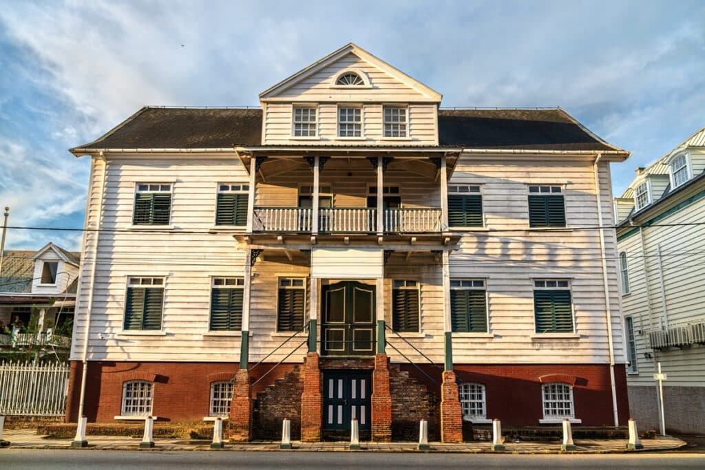 grande maison en bois à Paramaribo