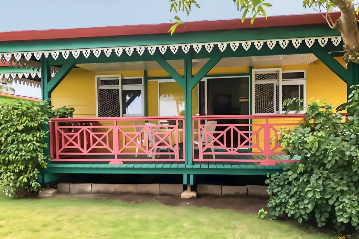 Belle maison colorée à Raiatea