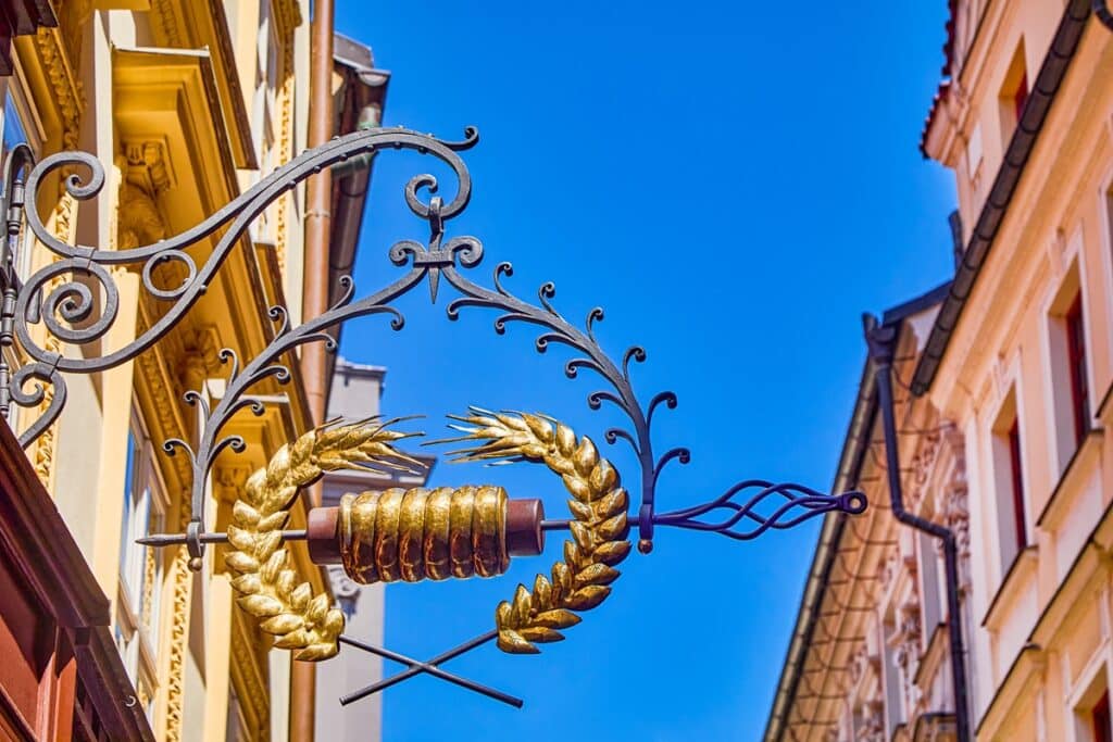 vieille enseigne en fer forgé de Prague