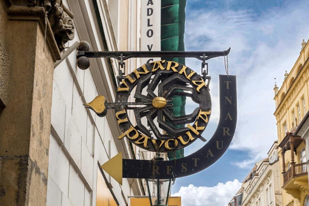 vieille enseigne commerce de Prague