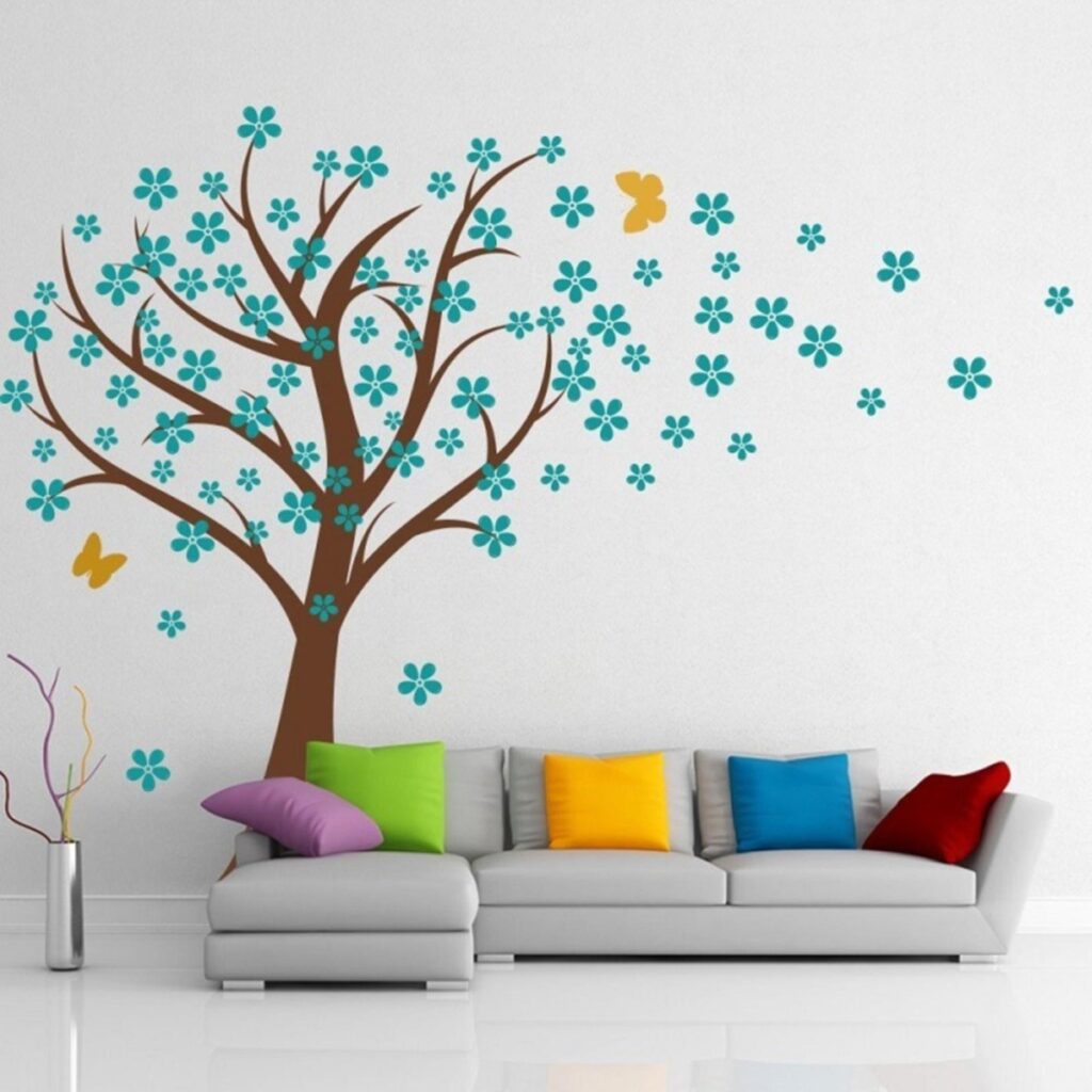 grand sticker arbre au-dessus d'un canapé